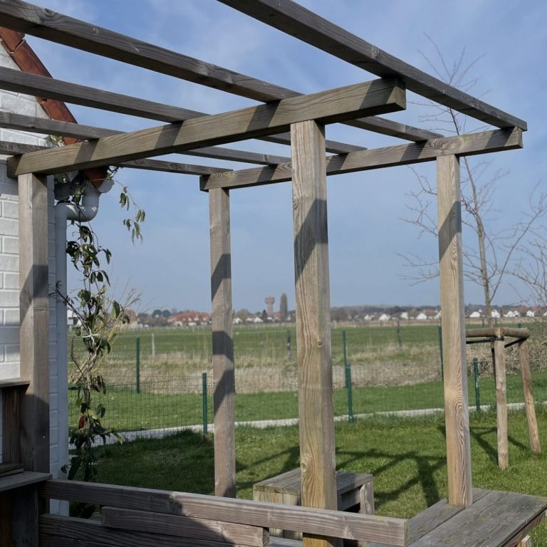 Seitenasicht auf romantisches Tiny House Einstein mit rosa Fahrrad und weiten Blick in die Polderlandschaft